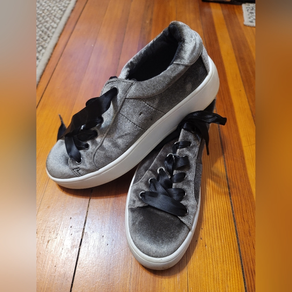 Steve Madden "Bertie" velvet shoes size 6